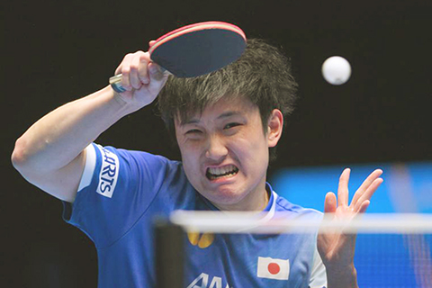 ◎ 四月十五日,日本選手張本智和在比賽中回球。國際乒聯男子及女子世界盃男單小組賽中,日本選手張本智和四比0戰勝埃及選手穆罕默德.埃爾貝亞利。(新華社發 張金加 攝)