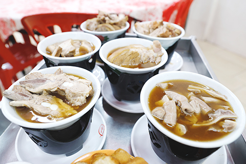 當地時間4月13日,吉隆坡街頭一家肉骨茶餐館製作的肉骨茶。(中新社記者 韓海丹 攝)