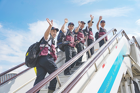 ◎ 三月二十八日,緬甸發生七點九級地震,造成重大人員傷亡,災後衞生防疫形勢嚴峻。應緬方請求,四月十日中國政府決定向緬甸追加緊急人道主義救災援助。四月十九日,由國家疾控局組派的中國政府援緬衞生防疫隊啟程赴緬。圖為十九日,中國政府援緬衞生防疫隊隊員在昆明長水機場登機。當日,中國政府援緬衞生防疫隊一行五十人攜帶衞生應急物資和設備,從昆明飛往緬甸,協助當地開展災後衞生防疫工作。(新華社記者陳欣波 攝)