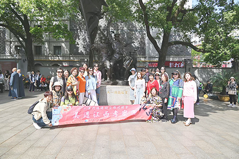 ◎ 訪贛團敬佩南昌起義的深遠意義。