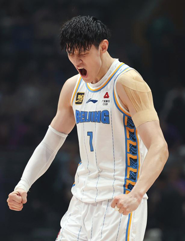 ◎ 四月二十一日,北京北汽隊球員曾凡博慶祝勝利。CBA季後賽第二輪第四場比賽中,北京北汽隊客場一百一十二比九十五戰勝北京控股隊,從而以總比分三比一晉級半決賽。(新華社記者 王楷焱 攝)