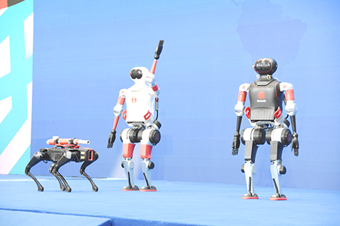 4月20日,AI機器人「武丁」「婦好」攜帶機器狗亮相國際漢字大會。(王宇 攝)
