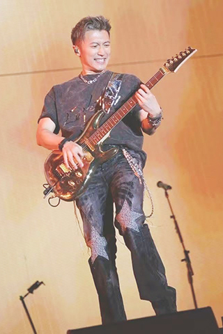 ◎ 謝霆鋒由頭到尾都是以同一件大會Tee示人,舞台上大玩結他。