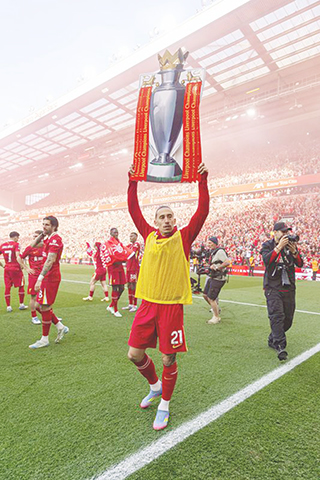 ◎ 利物浦昨晨五比一殺退熱刺,提前四輪奪得英超冠軍。(新華社發)