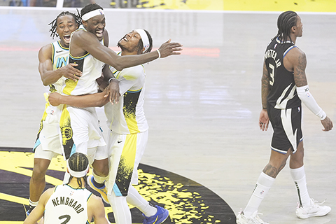 ◎ 溜馬昨早加時勝實力份子公鹿,四比一,令人意外。(美聯社)