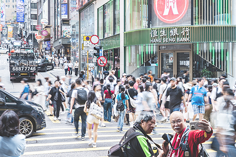 ◎ 五月三日,中國內地「五一」假期持續,香港中環一帶遊客眾多。(中新社記者 侯宇 攝)