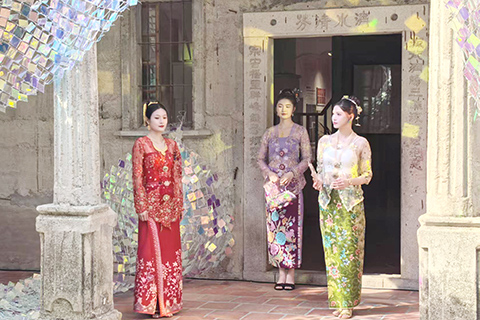 遊客在晉江梧林傳統村落體驗「小娘惹」換裝。(中新社記者 孫虹 攝)