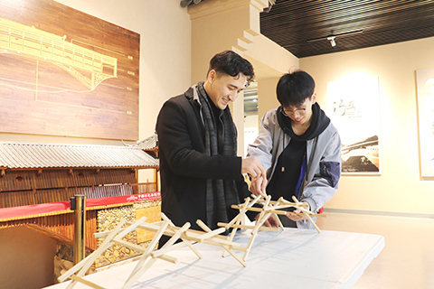 2024年12月,來自哈薩克斯坦的留學生杜藝龍在慶元體驗「筷子搭橋」。(傅飛揚 攝)