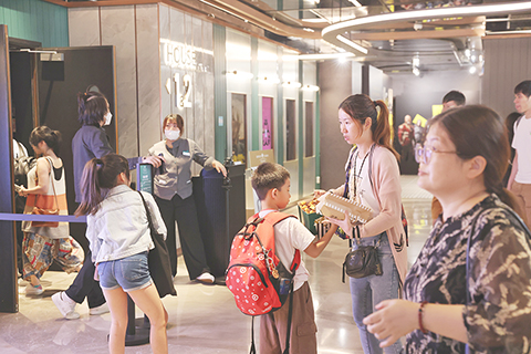 ◎ 五月十日是「全港戲院日」,香港五十多間戲院所有電影每張票價統一三十港元。當日,香港各戲院幾乎爆滿,港產片和具香港元素電影最受歡迎。圖為大批香港市民在尖沙咀一間影院觀影。(香港中通社記者 謝光磊攝)