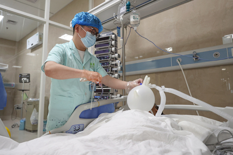 ◎ 五月十一日,國際護士節前夕,記者來到位於貴州省貴陽市的貴州省人民醫院(觀山湖院區),探訪急診重症監護室(EICU)「00後」男護士黃旗文、李學建的日常護理工作。均為二十五歲的黃旗文、李學建於二0二三年進入EICU,主要負責危重患者的基礎護理、生命體徵監測以及監護室病房的醫療設備管理等各項工作。圖為黃旗文在為患者吸痰。(中新社)