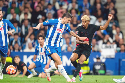 ◎ 黑衣耶馬昨晨為巴塞先開紀錄。(新華社發)