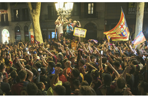 ◎ 巴塞球迷昨晨在巴塞市內歡慶提前稱霸西甲。(美聯社)