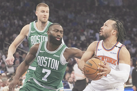 ◎ 謝倫賓遜(右)昨率紐約人再勝塞爾特人,晉身東岸決賽。(美聯社)