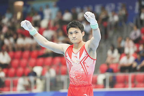 ◎ 5月17日,江蘇隊選手侍聰在單槓比賽後向觀眾致意。在廣西南寧舉行的全國體操錦標賽暨第十五屆全國運動會體操成年組資格賽男子團體決賽中,江蘇隊以323.392分的總成績獲得冠軍。(新華社記者 許雅楠 攝)