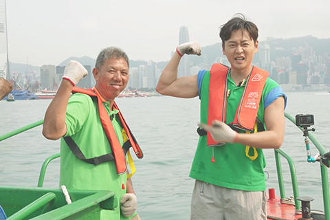 ◎ 張振朗同教執垃圾嘅師傅文哥,兩個都咁大隻,張振朗個臂真係不得了。