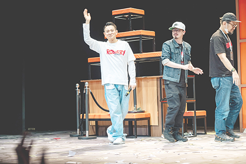 ◎ 劉德華再現身與劇中主角一起謝幕,答謝大家支持。