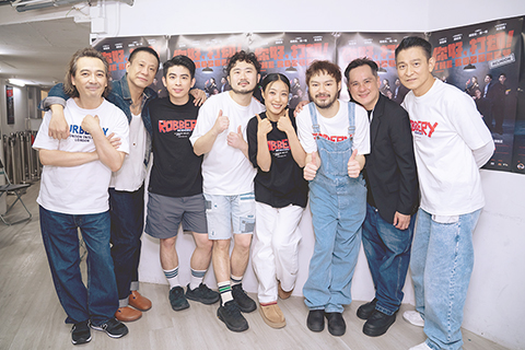 ◎ 完場後華仔跟每演員和導演合照留念。