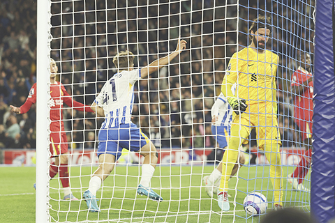 ◎ 四十一號軒素活為白禮頓奠勝,三比二打敗利物浦。(美聯社)