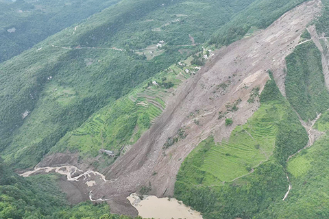 ◎ 五月二十二日八時許,貴州省畢節市大方縣果瓦鄉慶陽村發生山體滑坡。官方初步摸排,有八戶十九人被困。接報後,貴州省委省政府迅速組織開展大方縣山體滑坡救援工作,目前救援處置各項工作正在進行。圖為航拍貴州大方縣果瓦鄉山體滑坡現場。(中新社發 安能 攝)