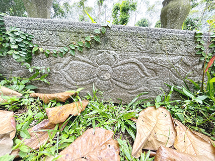 墓穴刻有花紋裝飾