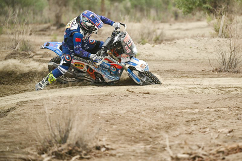 ◎ 五月三十日,五堡大海道車隊車手扎克爾.牙克甫在比賽中。中國環塔國際拉力賽第八賽段在新疆喀什地區麥蓋提縣進行。該賽段長三百三十八公里,沿途經過戈壁、沙漠、胡楊林等,是今年環塔最長的賽段。(新華社記者 辛悅衛 攝)