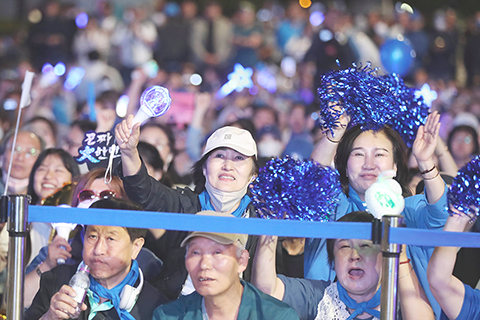 ◎ 韓國第二十一屆總統選舉六月三日舉行。根據韓國三大電視台在投票結束後公佈的聯合出口民調,共同民主黨總統候選人李在明得票率過半。圖為六月三日,李在明的支持者在韓國首爾的國會前觀看投票結束後的開票直播。(新華社記者姚琪琳 攝)