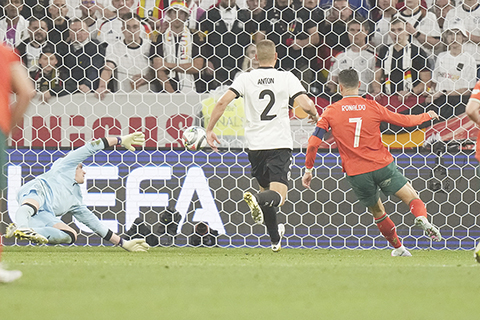 ◎ 六月四日,在德國慕尼克的慕尼克足球場舉行的葡萄牙與德國的歐洲國家足球聯賽半決賽中,葡萄牙的C朗(7號)打進了奠勝球,即該隊的第二個進球。以二比一反勝德國隊。(美聯社/Matthias Schrader)