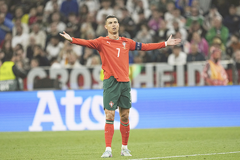 ◎ 六月四日,在德國慕尼黑的慕尼黑足球場舉行的葡萄牙和德國的國家聯賽半決賽後,德國的隊員黯然離場,而葡足則躊躇志滿慶祝。(美聯社/Matthias Schrader)