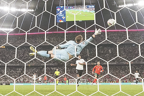 ◎ 六月一日,在德國慕尼克足球場舉行的葡萄牙與德國的歐洲國家聯賽半決賽中,德國門將馬克-安德列-特爾施特根未能阻止法蘭西斯科-干斯卡奧為葡萄牙打進的第一個進球。(美聯社/Martin Meissner)