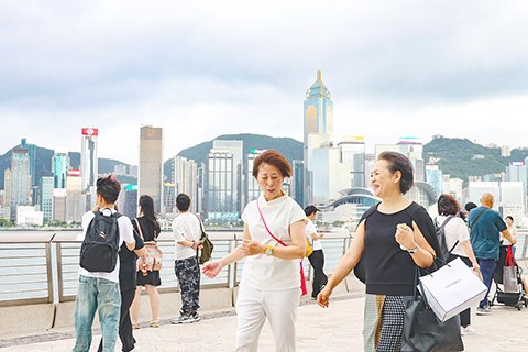 ◎ 六月十一日,香港尖東海傍。當日,香港天文台發出最新熱帶氣旋警報一號戒備信號,天文台表示,在昨日下午六時,熱帶風暴「蝴蝶」集結在香港之西南偏南約六百六十公里,預料向西北偏西移動,時速約十二公里,大致移向海南島並逐漸增強,隨後移向雷州半島至北部灣一帶,預測香港今日初時部份地區間中吹偏東強風,除非「蝴蝶」迅速增強及本地普遍持續吹強風,一號戒備信號會在今早維持。(香港中通社記者曹文毓 攝)