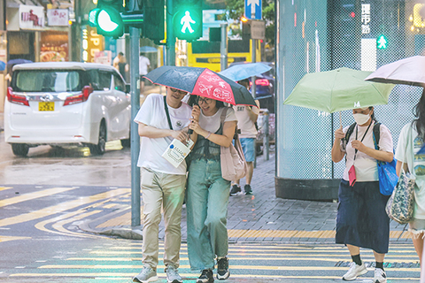 ◎ 熱帶低氣壓「蝴蝶」已增強為熱帶風暴。香港天文台十二日發佈消息,一號戒備信號會在今日大部份時間維持,并將視乎「蝴蝶」的強度、與香港的距離及本地風力變化,評估是否需要在十三日改發三號強風信號。(香港中通社記者 曹文毓攝)