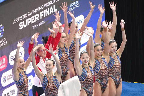◎ 六月十五日,中國隊在比賽後向觀眾致意。花樣游泳世界盃總決賽集體技巧自選決賽中,中國隊獲得冠軍。(新華社記者 鄒競一 攝)