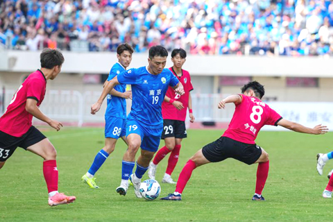 ◎ 六月十四日,南京隊球員唐淼(左三)在比賽中突破。江蘇省城市足球聯賽第四輪比賽中,淮安隊主場一比一戰平南京隊。(新華社記者李博 攝)