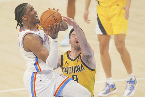 ◎ 積倫威廉斯(左)昨役取四十分,為雷霆奠勝。(美聯社)