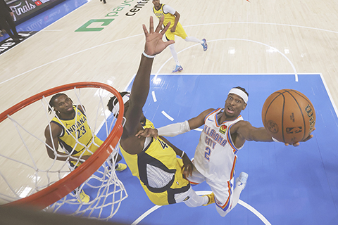 ◎ 雷霆二號阿歷大左手上籃。(美聯社)