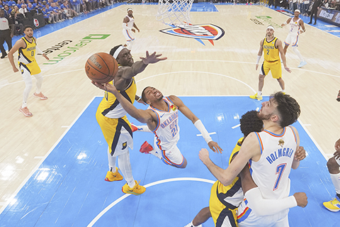 ◎ 廿一號域堅斯避過溜馬施亞甘阻截,又為雷霆添兩分。(美聯社)