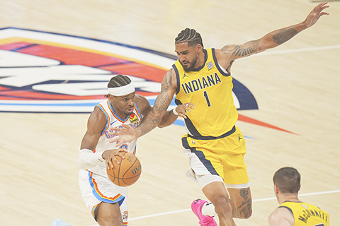 ◎ 溜馬一號杜賓力圖攔阻阿歷山大。(美聯社)