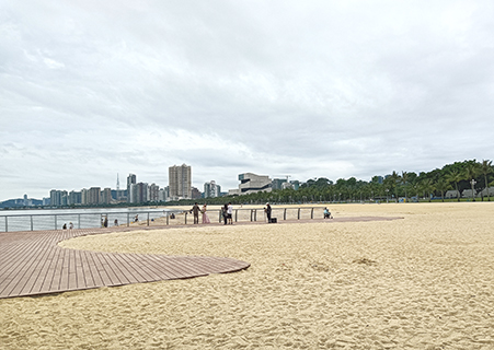 海天公園沙灘,木質棧道上,是拍攝婚紗照的。