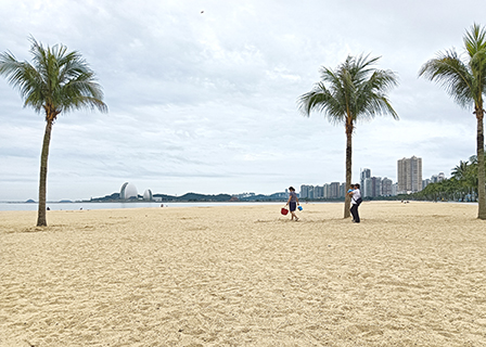 在海天公園遠眺日月貝。