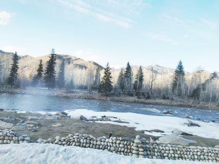 額爾齊斯河岸邊有些雪仍未溶化