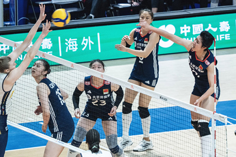 ◎ 六月二十二日,在香港啟德體藝館舉行的世界女排聯賽二0二五(中國香港站)進入最後一個比賽日的爭奪,中國隊0比三不敵意大利隊。圖為中國隊董禹含(藍衣十三號)在比賽中扣球。(中新社記 者侯宇 攝)