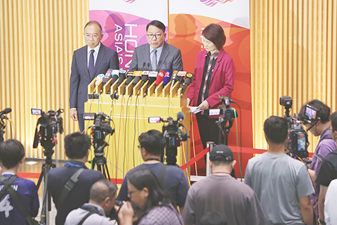 ◎ 六月廿三日,香港「憲法和基本法推廣督導委員會」轄下的「愛國主義教育工作小組」舉行會議。督導委員會主席兼政務司司長陳國基,聯同工作小組組長李慧琼和政制及內地事務局局長曾國衞出席會議後在政府總部會見傳媒。陳國基表示,今年是抗戰勝利八十周年,特區政府將舉辦一系列紀念活動。活動以銘記歷史,緬懷先烈為核心精神,提升市民愛國精神,凝聚家國情懷。(香港中通社記者謝光磊 攝)