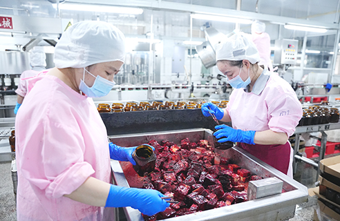 6月13日,紹興一家腐乳生產車間,工人把腐乳裝瓶。(項菁 攝)