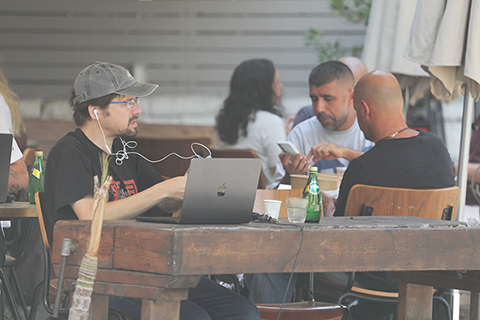 ◎ 六月二十四日,在以伊停火協議生效後,人們在以色列特拉維夫街頭休閒。(新華社發吉德翁.馬科維奇攝/基尼圖片社)