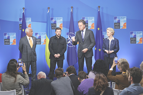 ◎ 在戒備森嚴的安保措施下,為期兩天的北約峰會六月二十四日在荷蘭海牙開幕。由於北約內部份歧加劇,峰會預期成果有限。圖為當日,在荷蘭海牙,歐洲理事會主席科斯塔、烏克蘭總統澤連斯基、北約秘書長呂特和歐盟委員會主席馮德萊恩(從左至右)在北約峰會期間共見記者。(新華社記者 趙丁喆 攝)