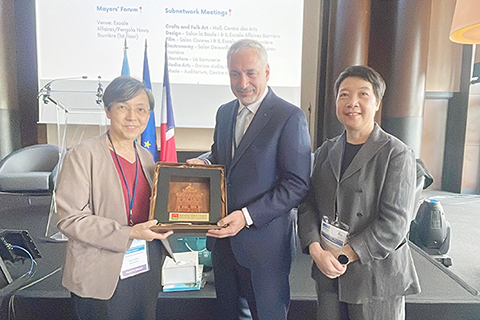 ◎ 文綺華與梁惠敏向教科文組織文化助理總幹事埃內斯托.奧托內致送紀念品。