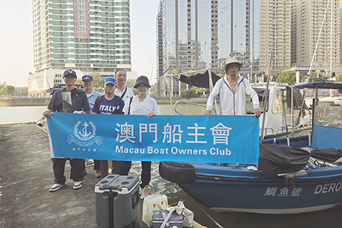 ◎ 資深釣魚專家霍兆基與五名學員合照。