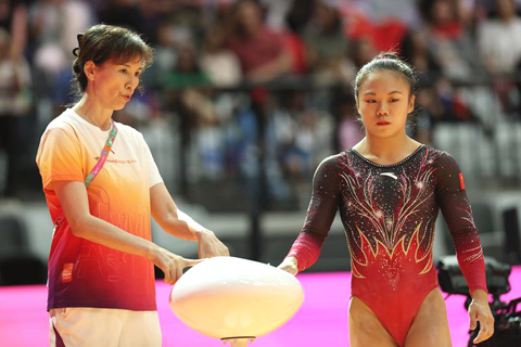 ◎ 十月二十五日,張清穎與教練徐驚雷在比賽前。體操世錦賽女子平衡木決賽中,中國選手張清穎奪得冠軍。(新華社記者 白雪飛 攝)