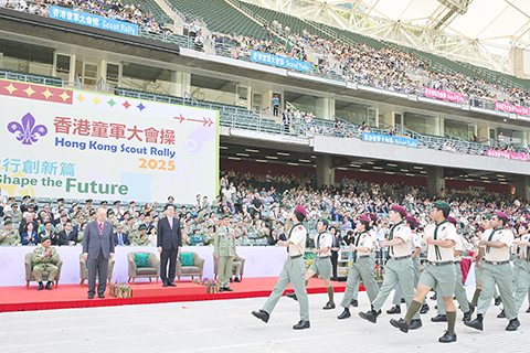 ◎ 十月二十六日,香港特區行政長官李家超出席在香港大球場舉行的香港童軍大會操二零二五。圖為特首李家超(左二)檢閱步操隊伍。(香港中通社)