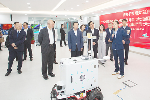◎ 代表團在智慧城市物聯網全國重點實驗室了解研究成果。
